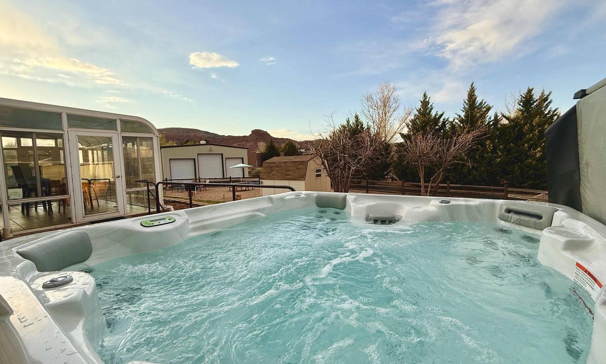 Kanab House | Large Family retreat, Private hot tub, Sleeps 10