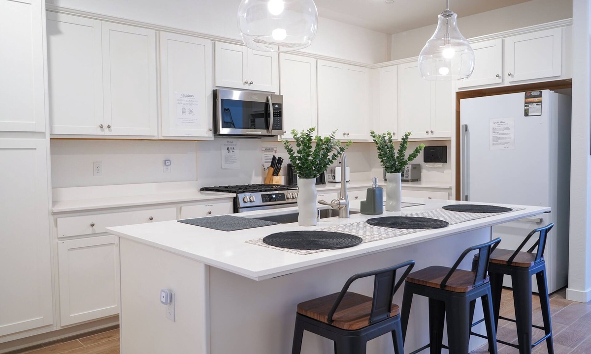 Hanford Apartment | Large Full Kitchen 1 BR Apt.