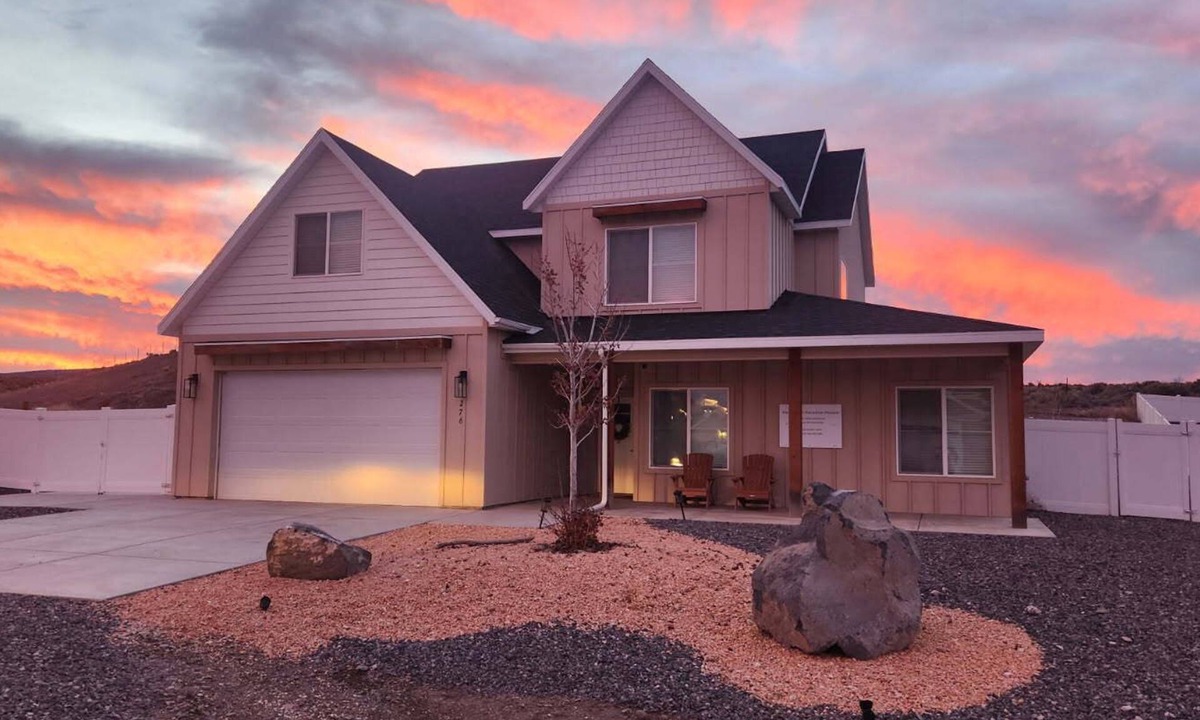 Panguitch House | Large House with 3 King Beds 20 minutes from Bryce Canyon