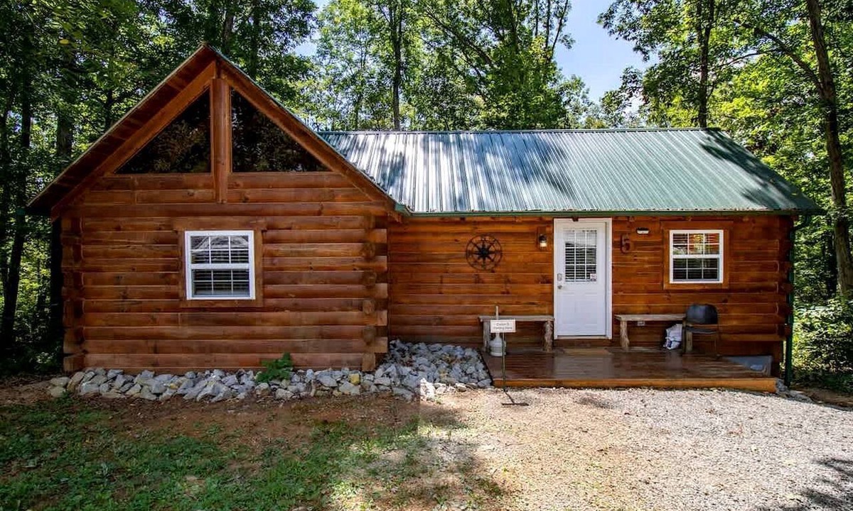 Columbia Cabin | Large Log Cabin with Private Deck near Cumberland Lake, Perfect for a Relaxing Weekend in Nature