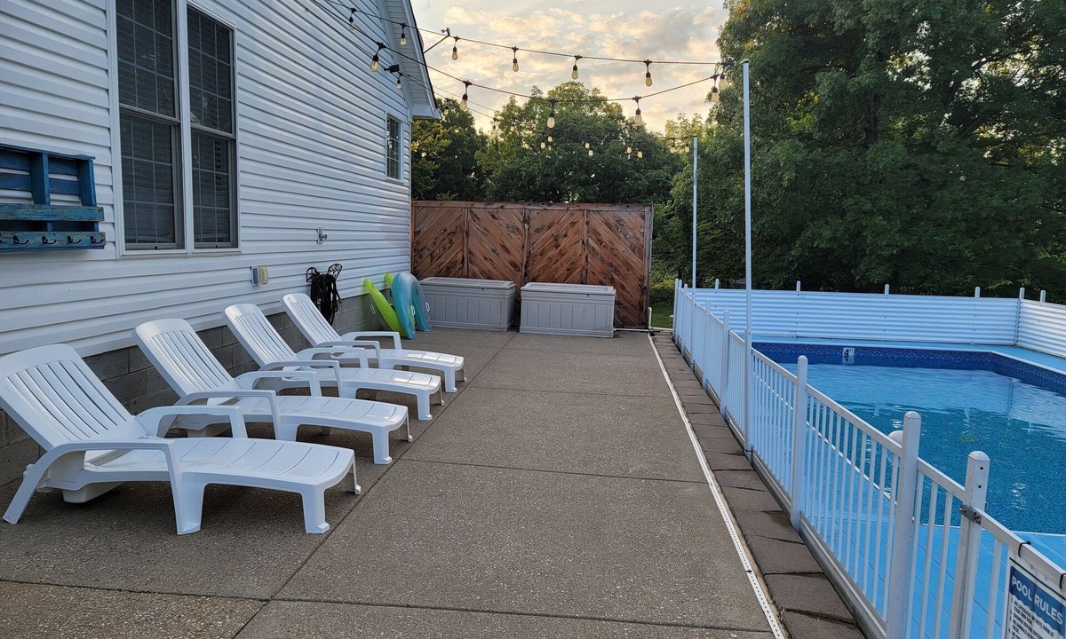 Shepherdsville House | Large Private Home close to Bourbon Trail!/POOL/Free Firewood/Parks/Close to I65