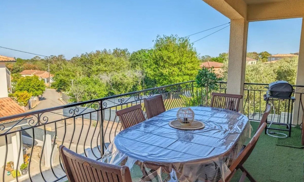 Taglio-Isolaccio Apartment | Large T4 apartment with terrace close to beaches and town