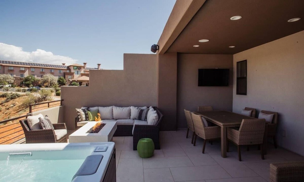 Washington House | Large Townhome w/Private Hot Tub & Air Hockey
