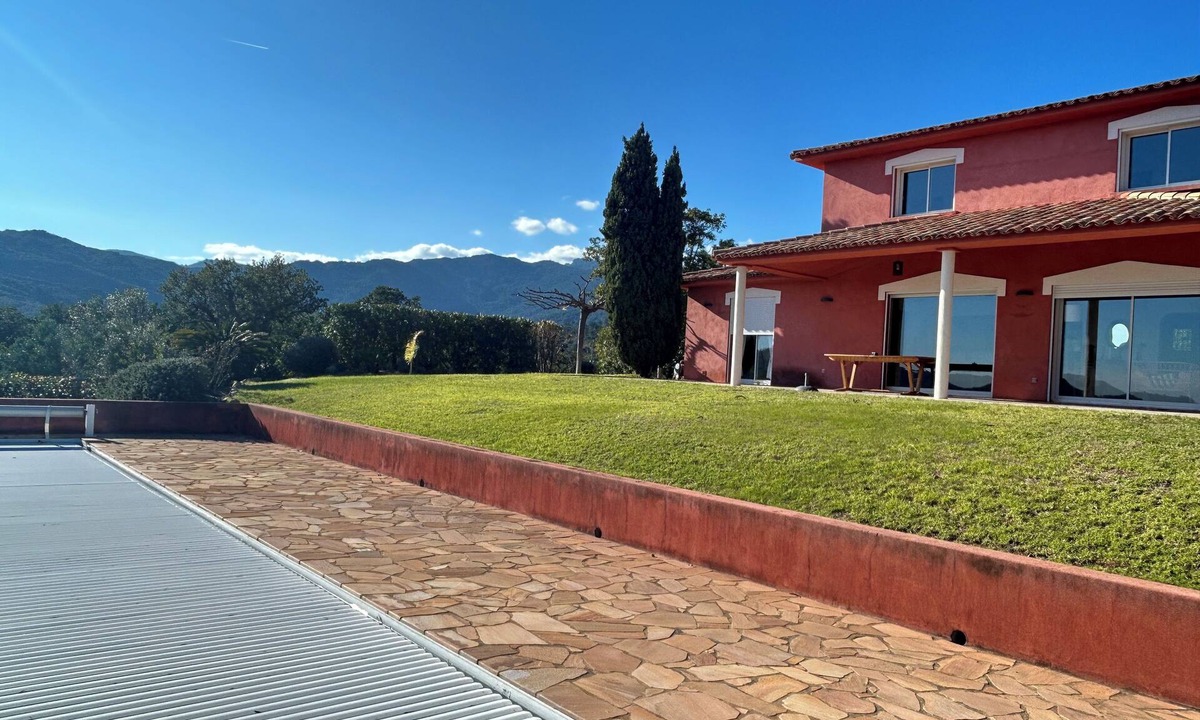 Favone Villa | Large villa with swimming pool and beach access (10 min) on foot