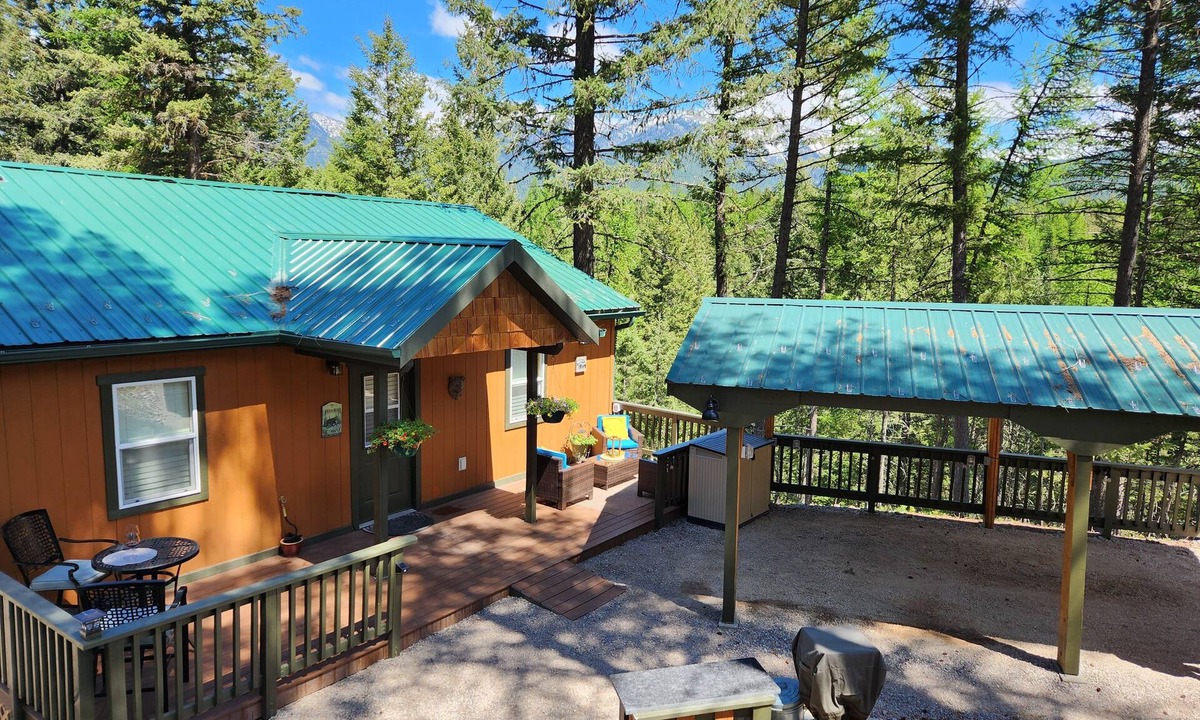 Kalispell Cabin | Life`s A Bear Retreat! COUPLES HOT TUB! & KING SIZE BED!