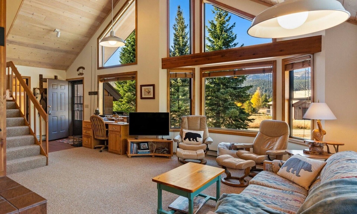 Lazy Acres House | Lionhead Retreat - A wonderful home located outside of West Yellowstone