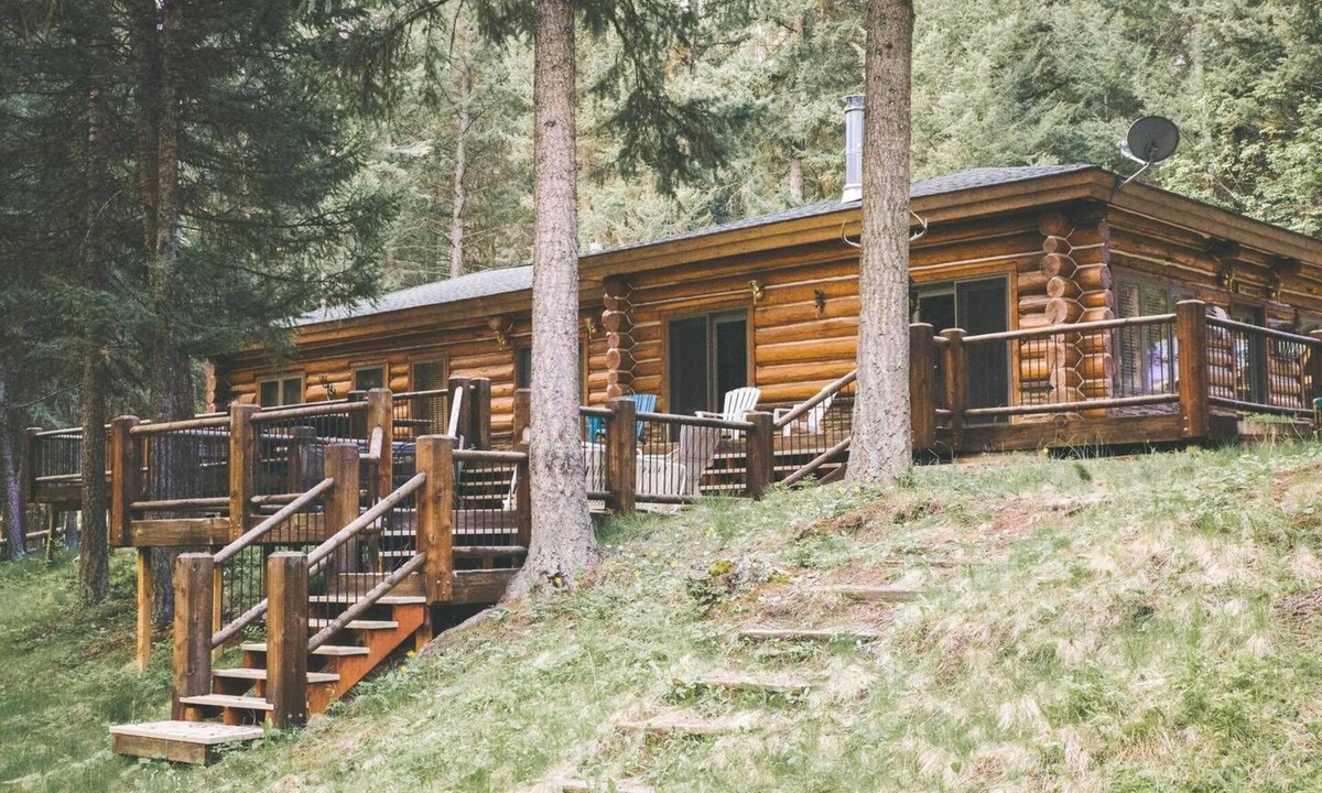 Darby House | Log Home with HUGE deck and riverfront access! Near set of YELLOWSTONE :)