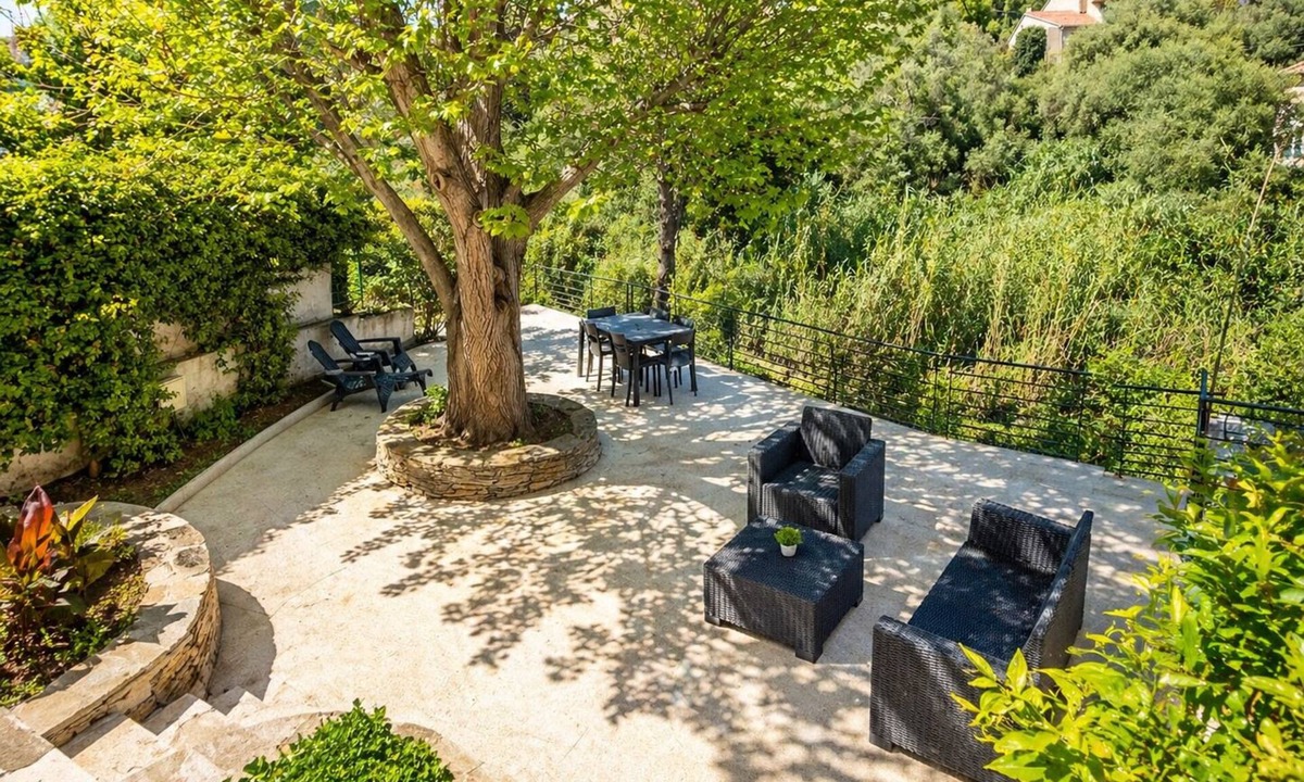 Bastia Apartment | Logement jardin privatif - Bastia sud - close to shops - 5 minutes from the beach