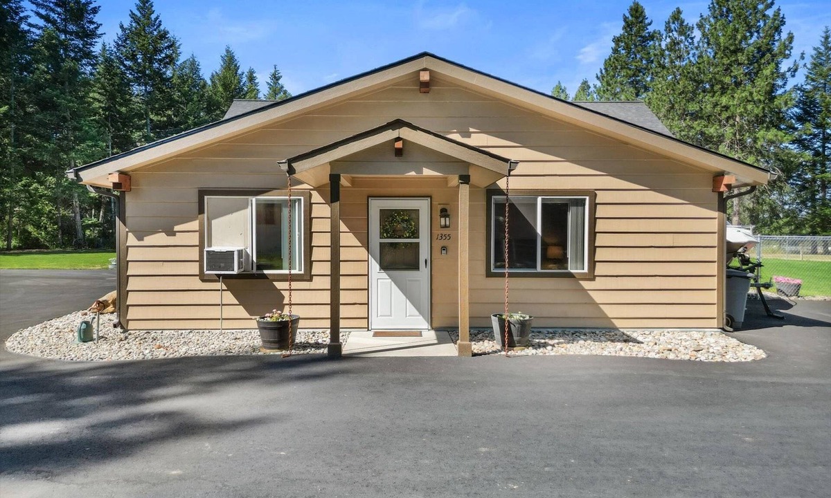 Hayden House | Long Stays Welcome |Single Level Home w/Fireplace |Close to Silverwood, Restaurants & Hayden Lake!