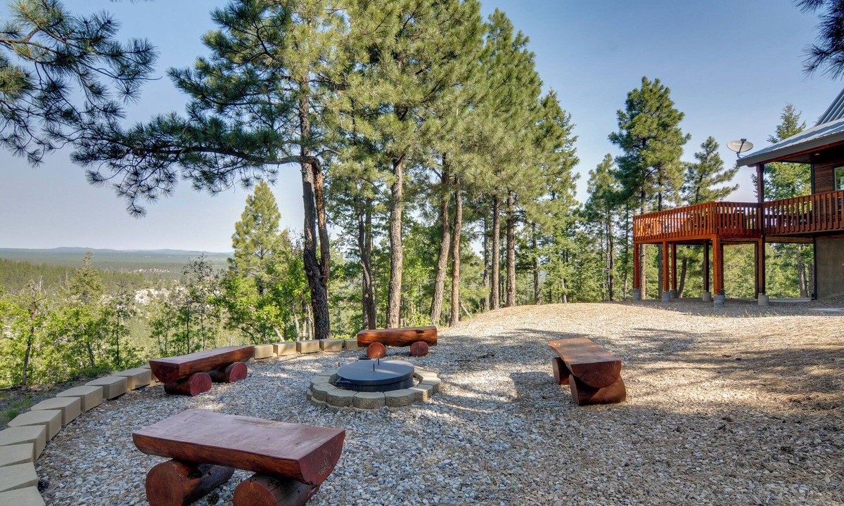 Mammoth Creek Cabin | 'Longview Lodge' w/Furnished Deck & Fire Pit!