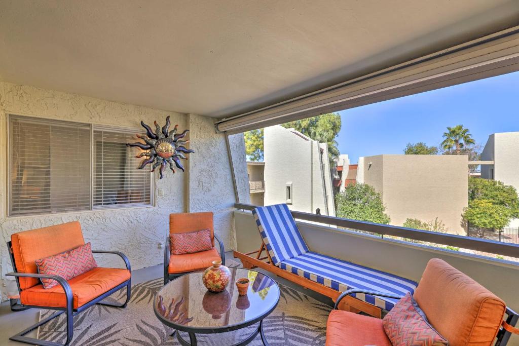 South Scottsdale House | Lounge Poolside: Resort Condo 1 Mi to Old Town!