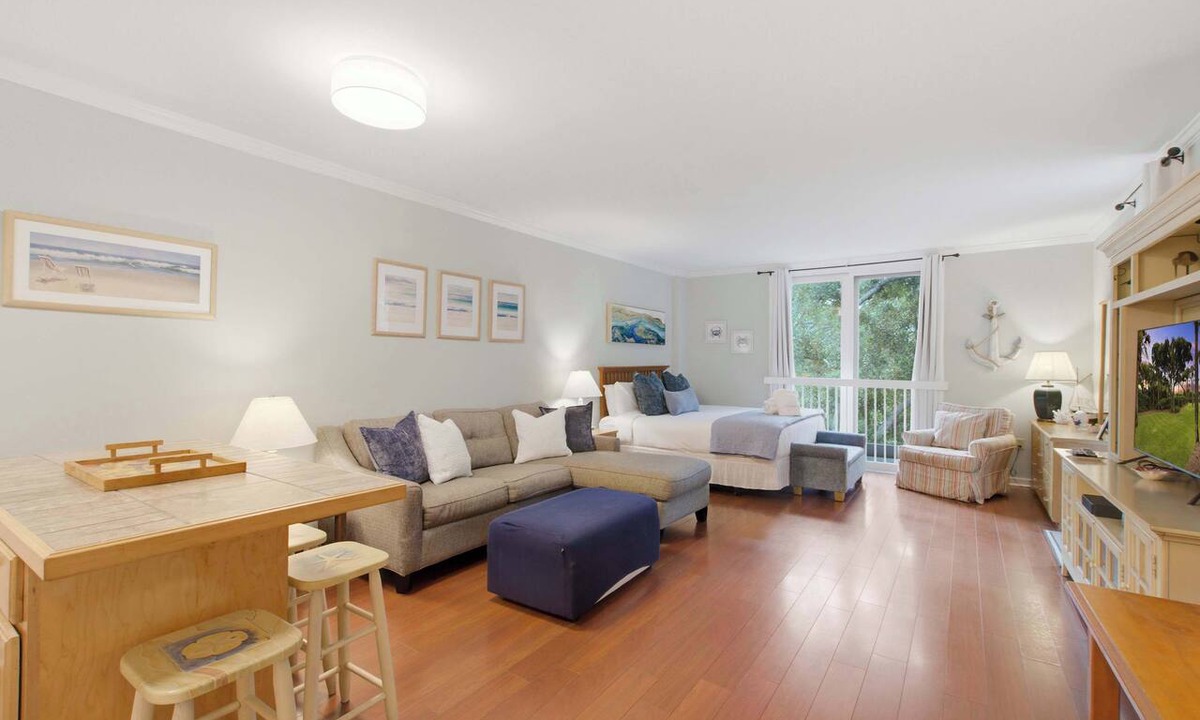 West Beach Village House | Lovely condo with free WiFi & shared tennis courts - close to golf & beaches