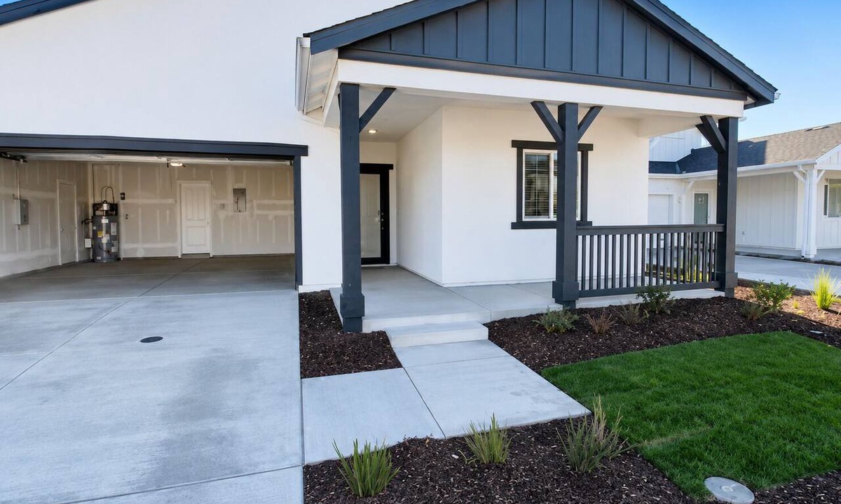 Patterson House | Lovely modern 5 bedroom house in Patterson CA,ensuring your stay is comfortable.