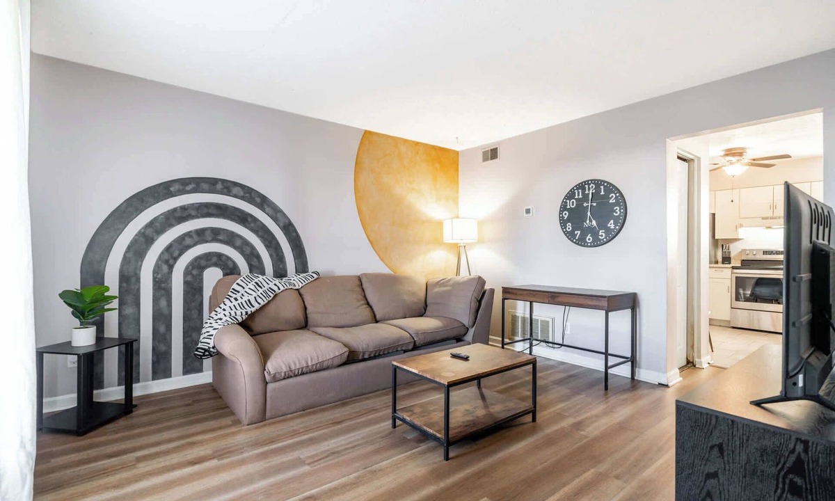 Buechel Condo | Lovely Town Home with Free Parking | Pet Friendly