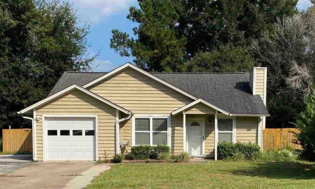 Mallard Lakes House | Lowcountry Oasis - 3 bed 2 bath - 5 min to the beach - fenced in yard