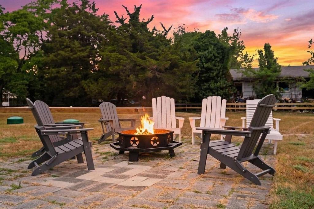 Lusby House | Lusby Beach House -3 BD 2 BA Steps to the Sand