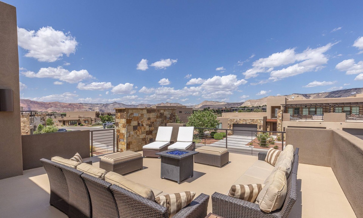St. George Villa | Luxe 5BR Sleeps 14 - Private Hot Tub & Fire Pit