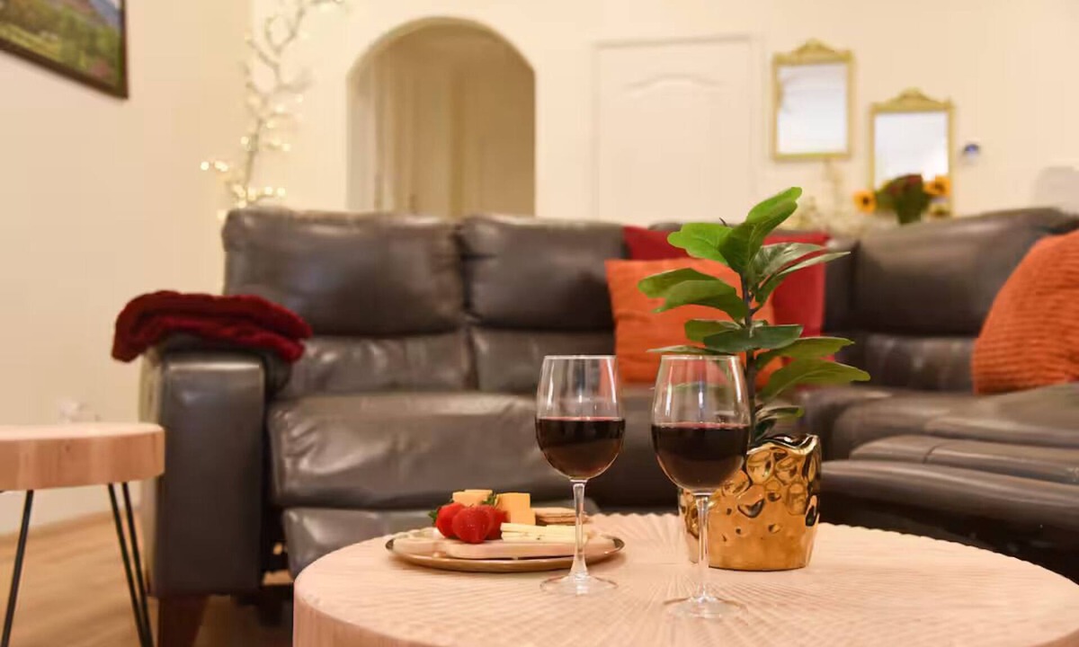 Hesperia House | Luxe Coziness, 2 Kings, Fully Fenced, Pet friendly