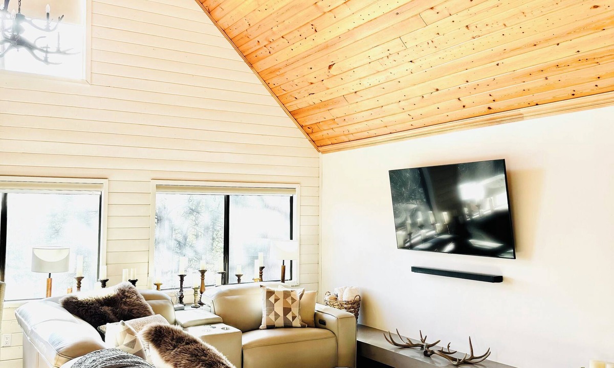 Pinetop-Lakeside Cabin | Luxe Lake View Cabin w/private lake-Forest Backyard-Near Woodland Lake Park