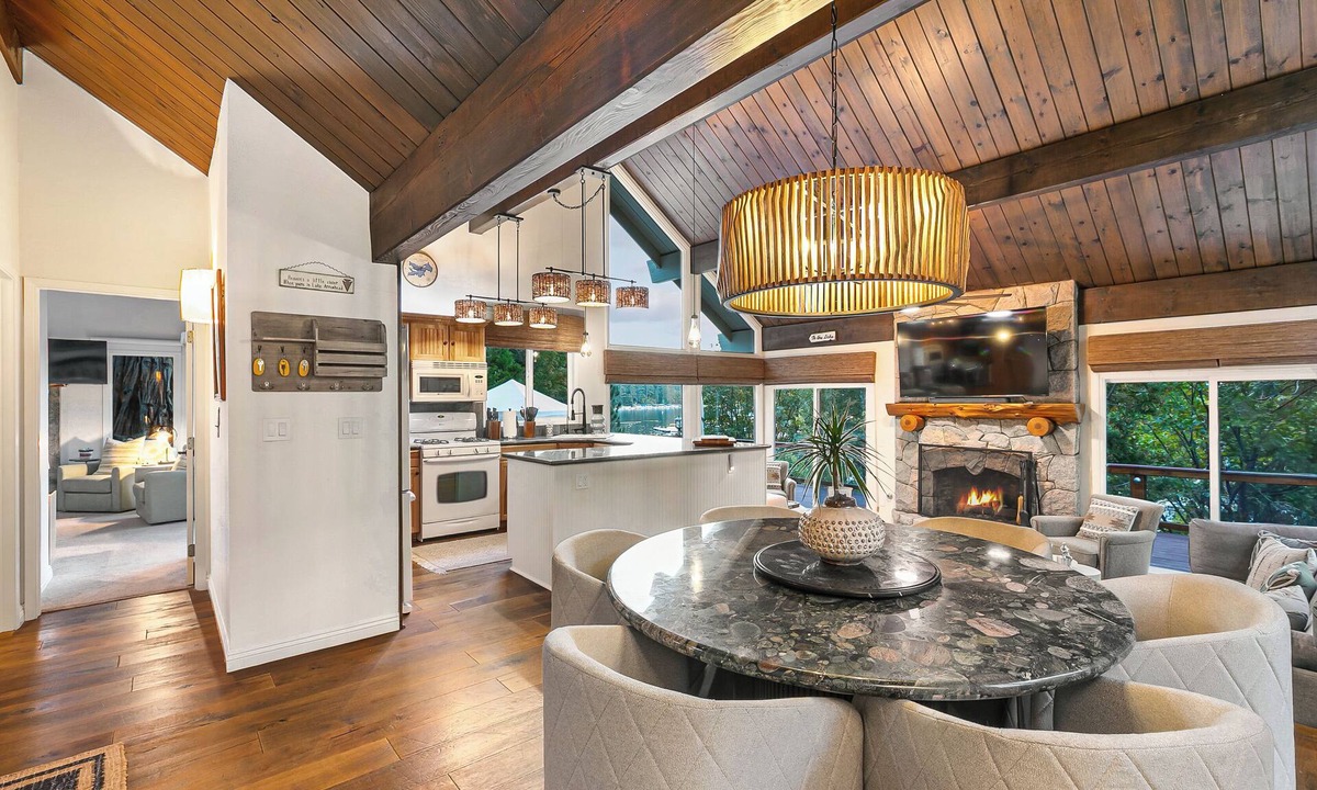 Lake Arrowhead House | Luxe Lakefront Escape Sleeps 12+ on Calm but Active Waters of N Bay!