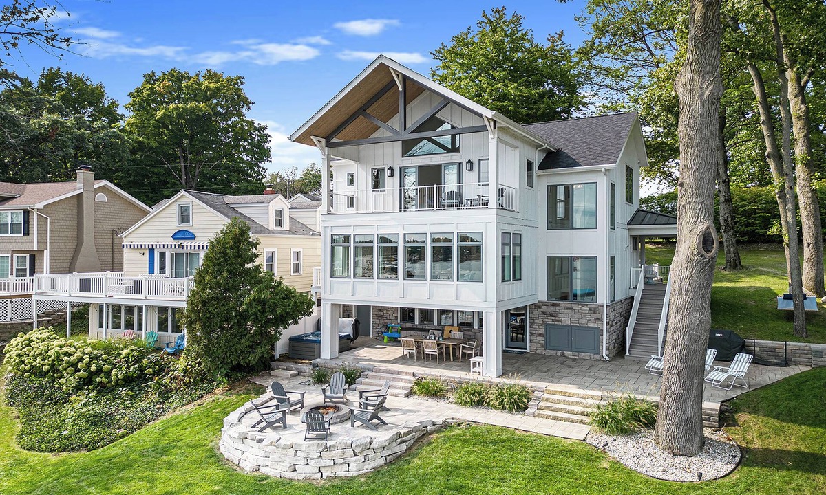 Sister Lakes Cottage | Luxe Magician Lake Family Retreat