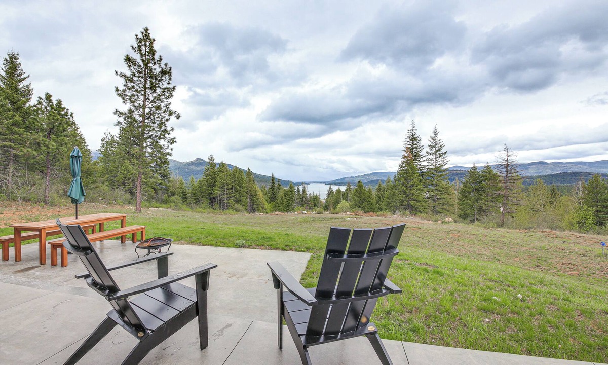 Priest River House | Luxe Mtn-View Escape 5 Mi to Dtwn Priest River!