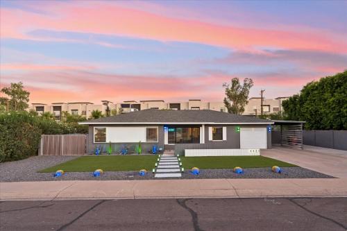 Village Grove House | Luxe Retreat