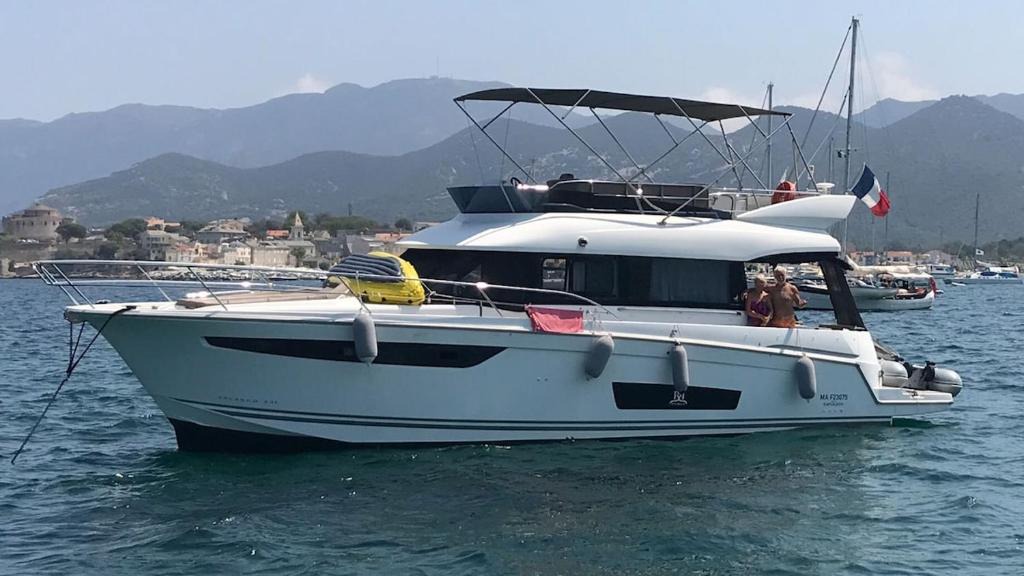 Solenzara Boat Rental | luxueux bateau à quai