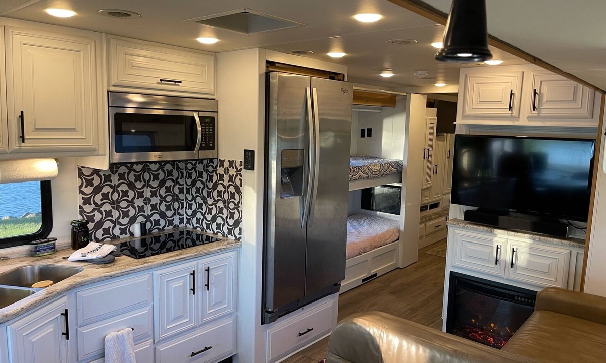 Lexington House | Luxurious 5BD 2BA Class A RV @ KHP Thor Experience