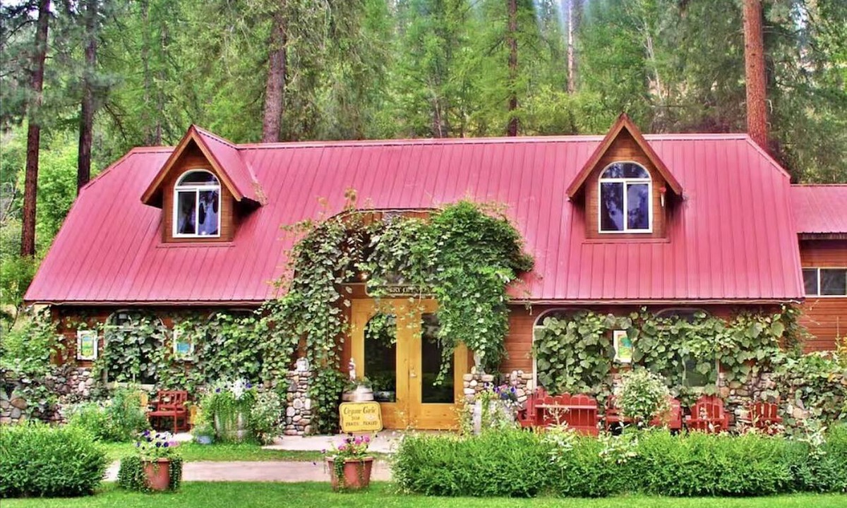 Kettle Falls Cabin | Luxurious Bed and Breakfast Suite for One or Two Couples near Kettle Falls, Washington