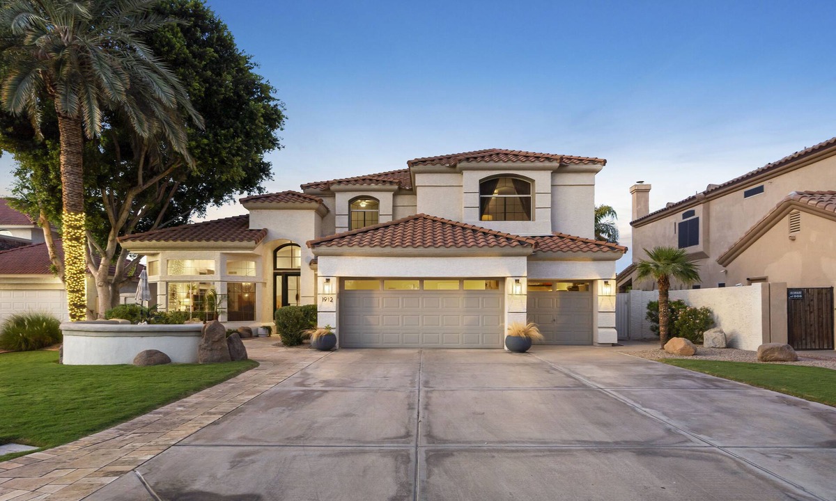 Crystal Shores House | Luxurious Lake House | Full Amenities, Pool + Lake