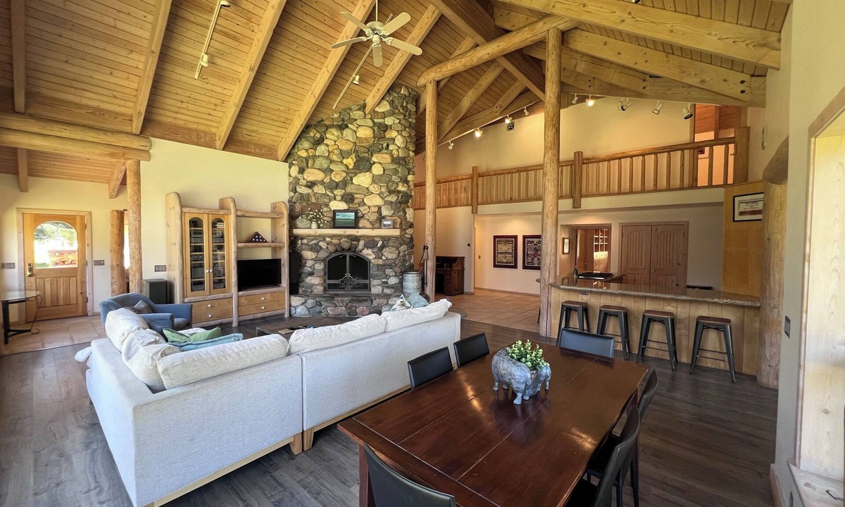 Hailey Cabin | Luxurious Log Home Retreat