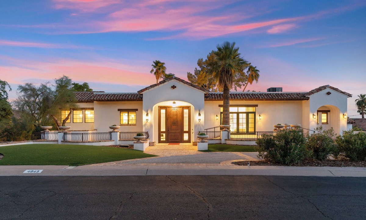 Lincoln Heights House | Luxurious Paradise Valley Mansion with a Private Pool