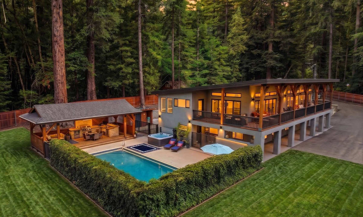 Redway House | Luxurious River Front Estate In The Redwoods