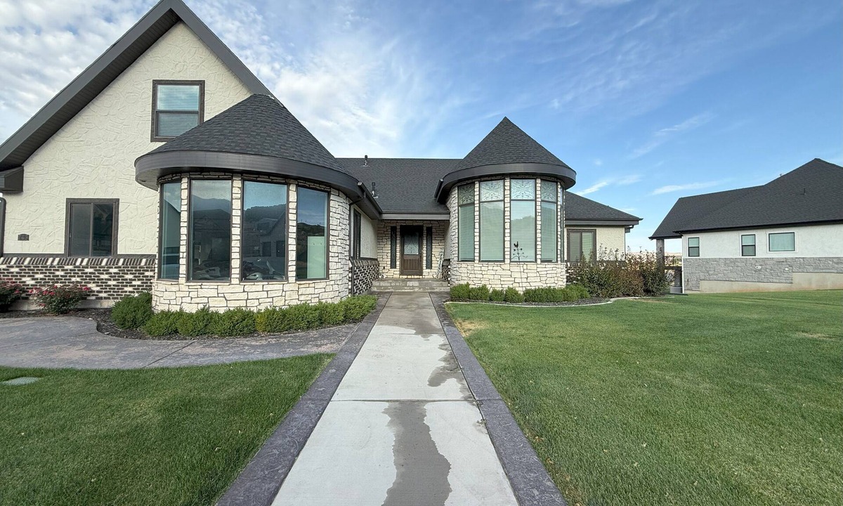 Nephi House | Luxury 4-bed 3.5 bath house w/mountain views in Nephi - sleeps up to 10 guests