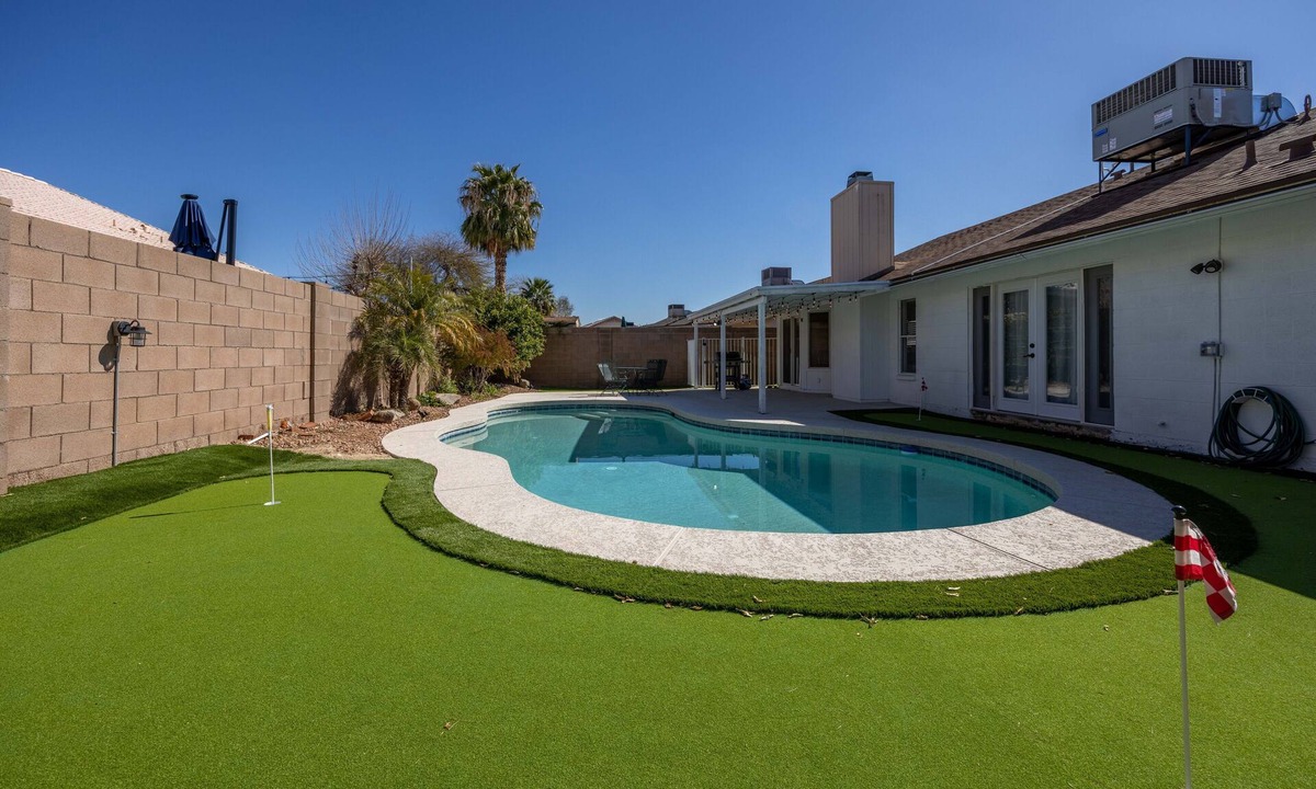 Pivotal Peoria Center House | Luxury 4/bed w/Pool & Putt Grn