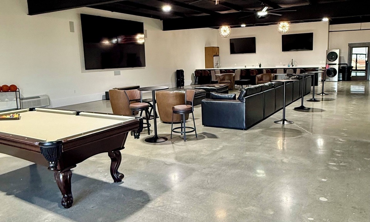Buechel Condo | Luxury 4BR Loft Near Churchill Downs – Pool Table, Hoops & Wall TV - Sleeps 12