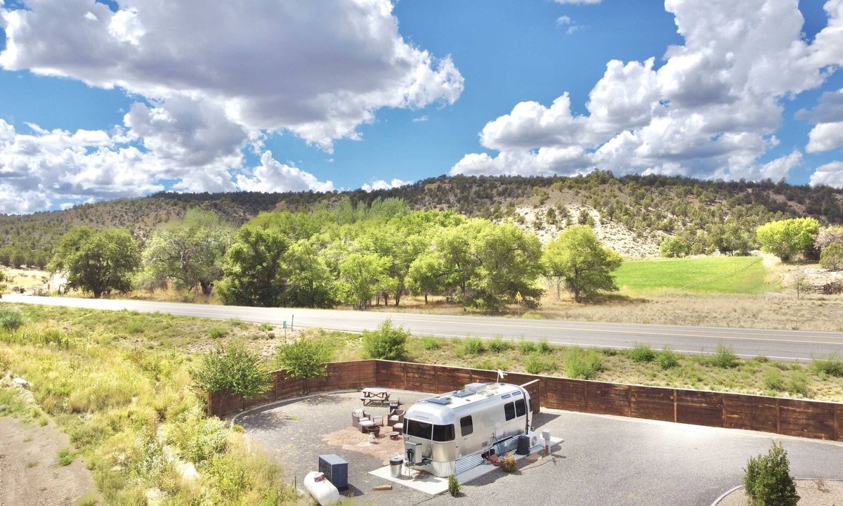 Orderville House | Luxury Airstream Near Zion | Hot Tub & Views