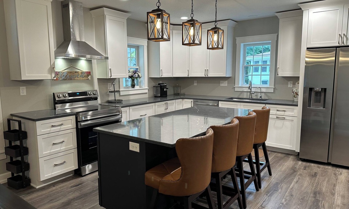 Cedar Falls House | Luxury Downtown Cedar Falls Retreat/Pool Table/Outdoor Dining/Sleeps 12
