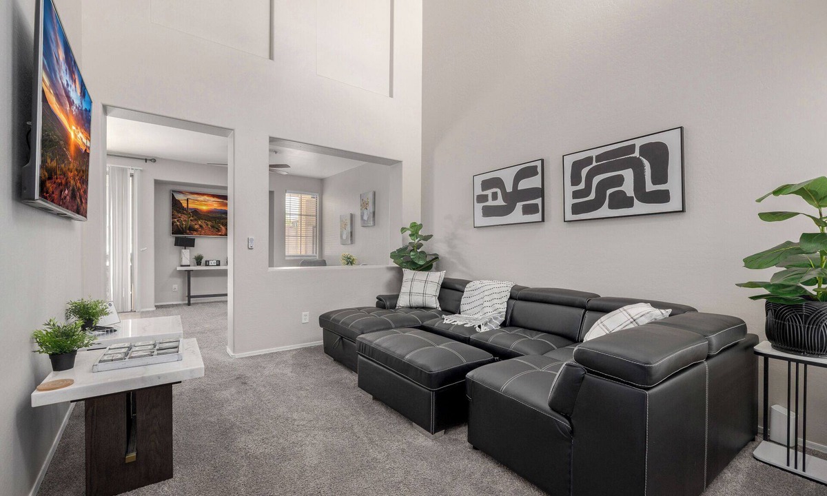 Alta Mesa House | Luxury Golf Community Retreat ~ Putting Green, EV Charger, Pool & Hot Tub