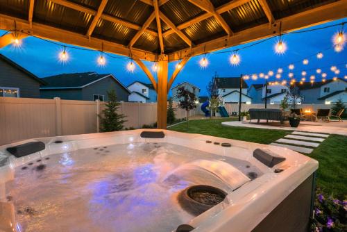 Meridian House | Luxury Retreat Sleeps 17 Spa and Games