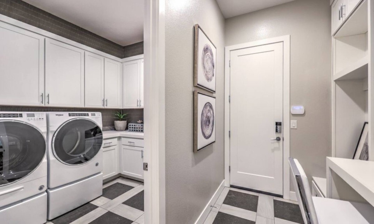 Seven Hills Apartment | Luxury Seven Hills Escape - 1BR, Pool & Garage