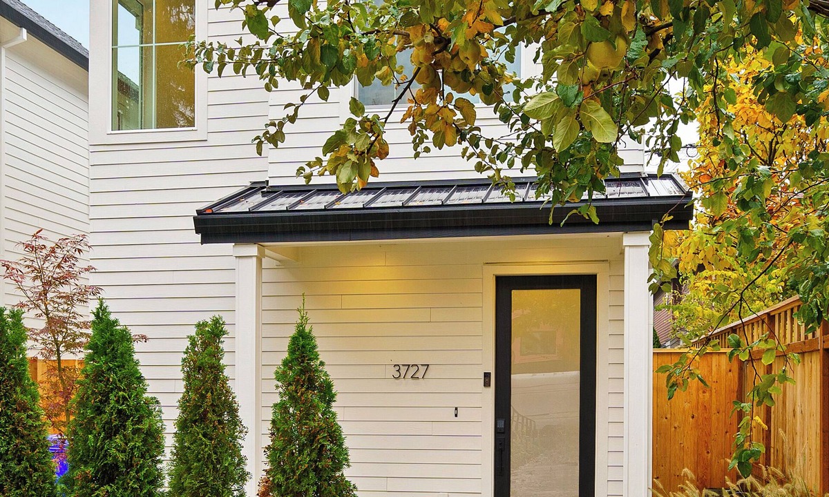 Mississippi District House | M Avenue House, steps from shops, dining, and arts