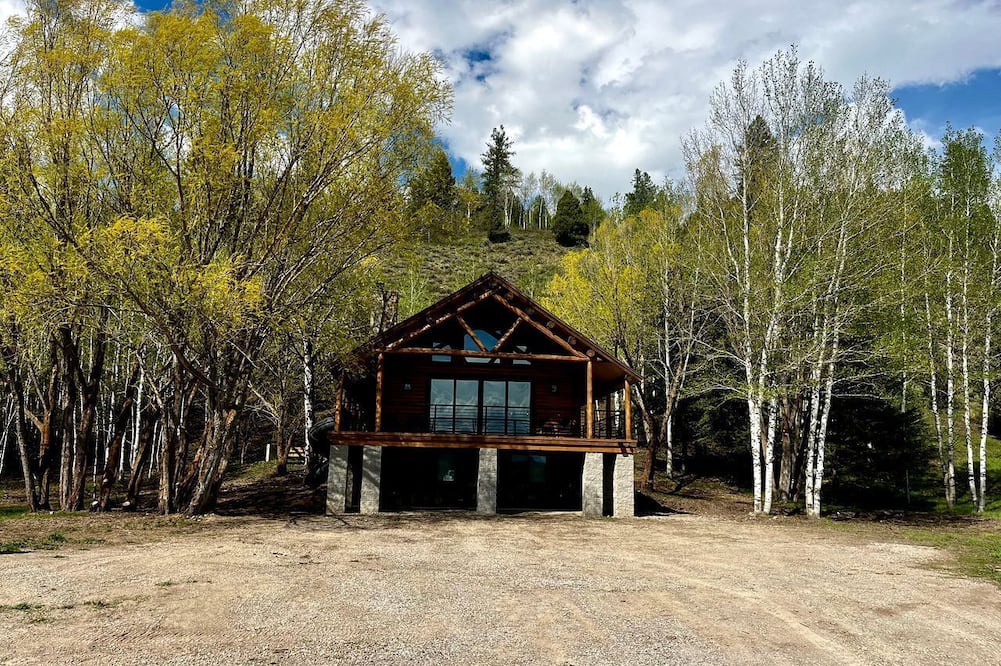 Alpine Northeast Cabin | Magnificent Cabin with Spa and Luxurious Interior in Wyoming