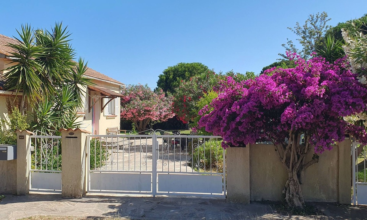 San-Giuliano Villa | Maison Individuelle, Proche Plage, sur Grand Terrain Arboré