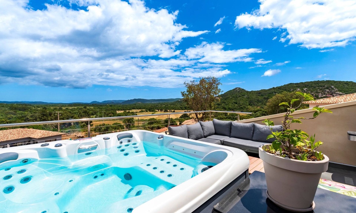 Sotta House | Maison Mawie - Vue montagne, piscine & jacuzzi