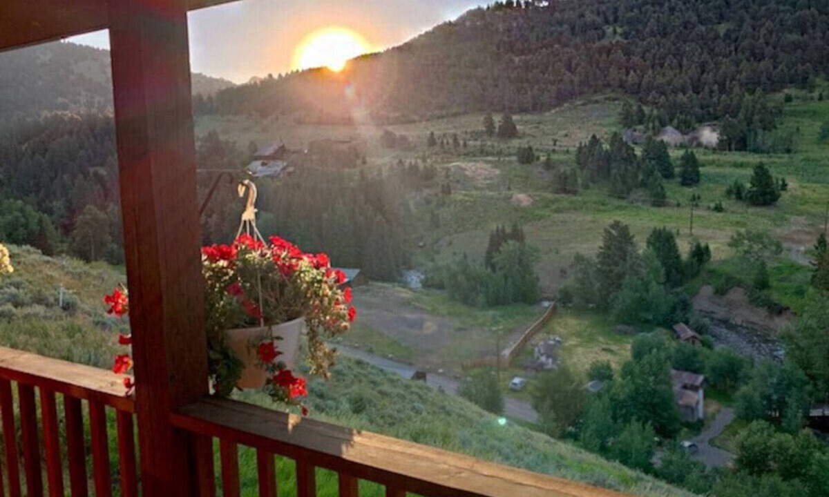 Jardine House | `Mammoth Overlook of Yellowstone` Mountain Views! Near North Entrance!