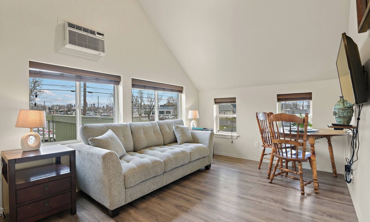 West Central Apartment | Maple Leaf Manor Suites