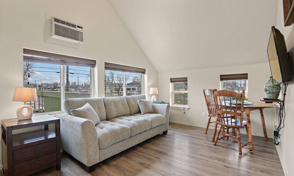 West Central Apartment | Maple Manor City View