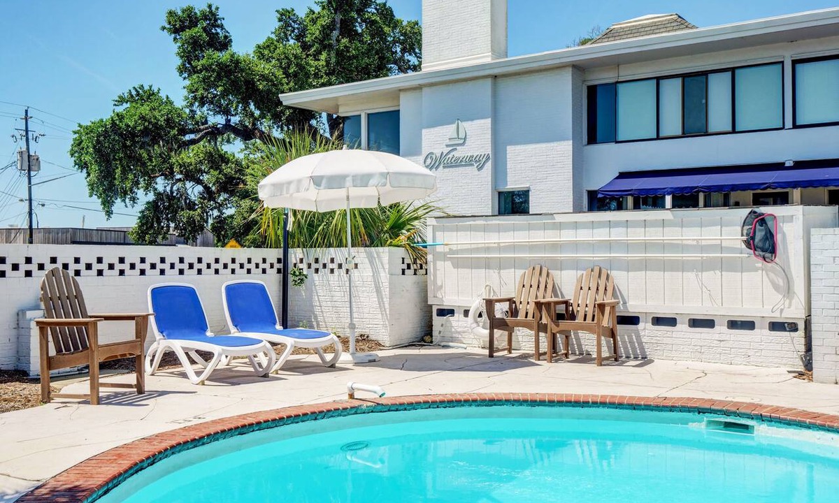 Airlie Condo | Marina Magic: Poolside Comfort & Cuisine!